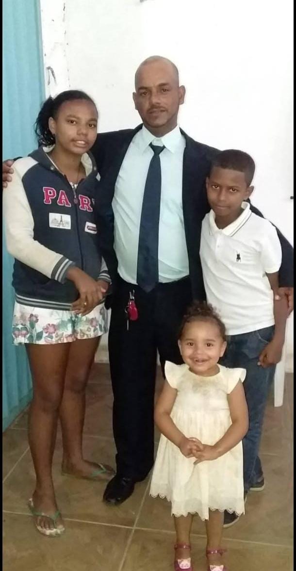 Elaine Graziele (filha de Fabinho), Fabinho, Pedro Fábio (filho de Fabinho) e Noemy Nicole (filha de Fabinho). Foto tirada dentro da Igreja Assembléia De Deus, na rua Marquês De Abrantes, Bebedouro, Maceió.